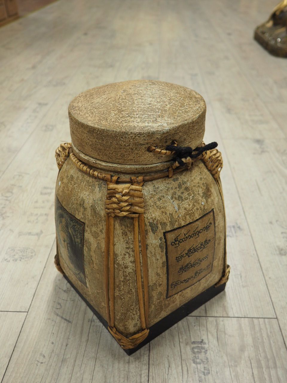 Dóza s budhom menšia