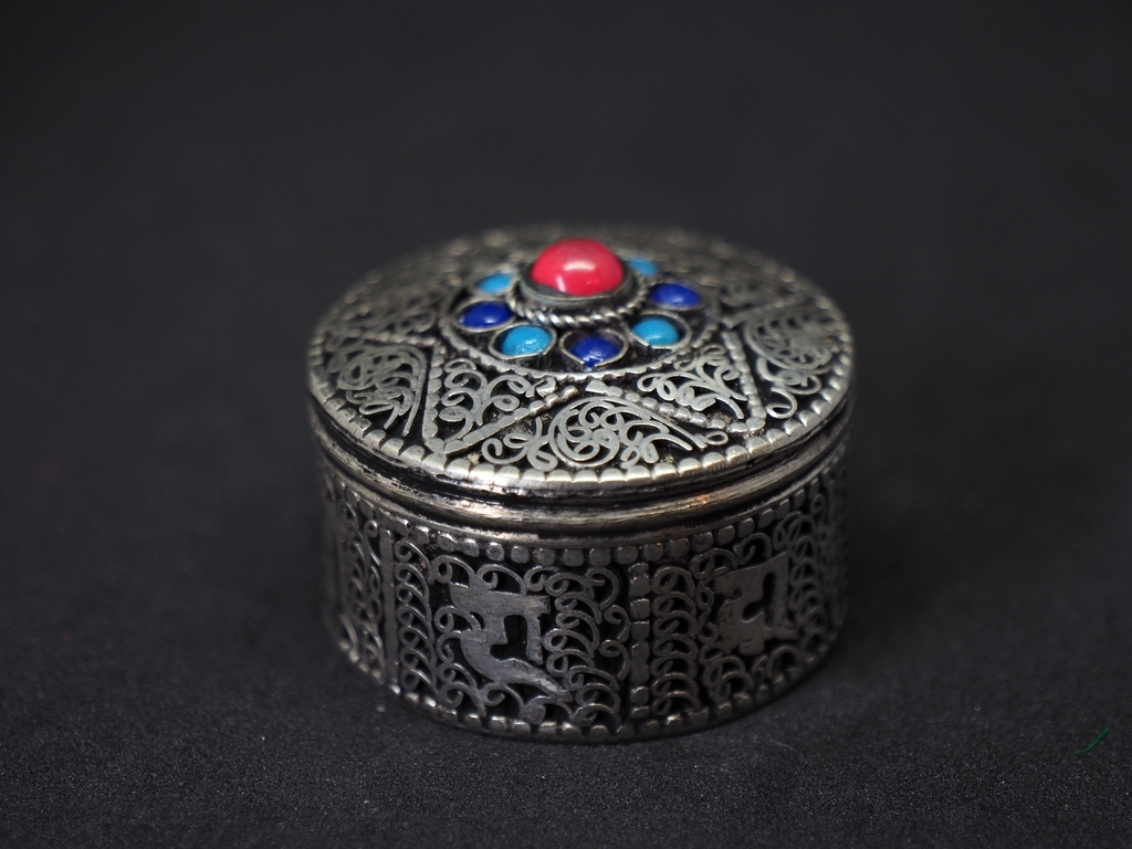 Krabička kov s kamienkom