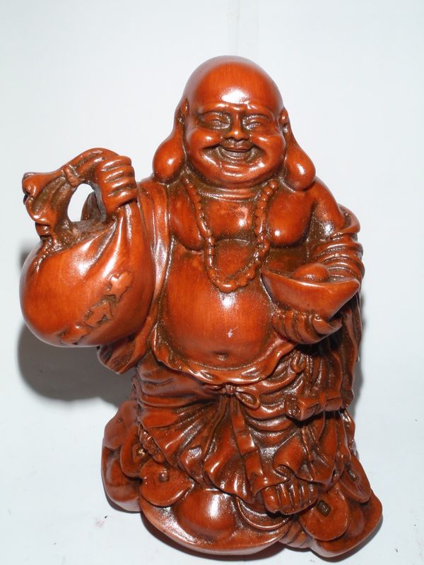 Živica smejuci sa budhla držiaci zlaty mech 15 cm