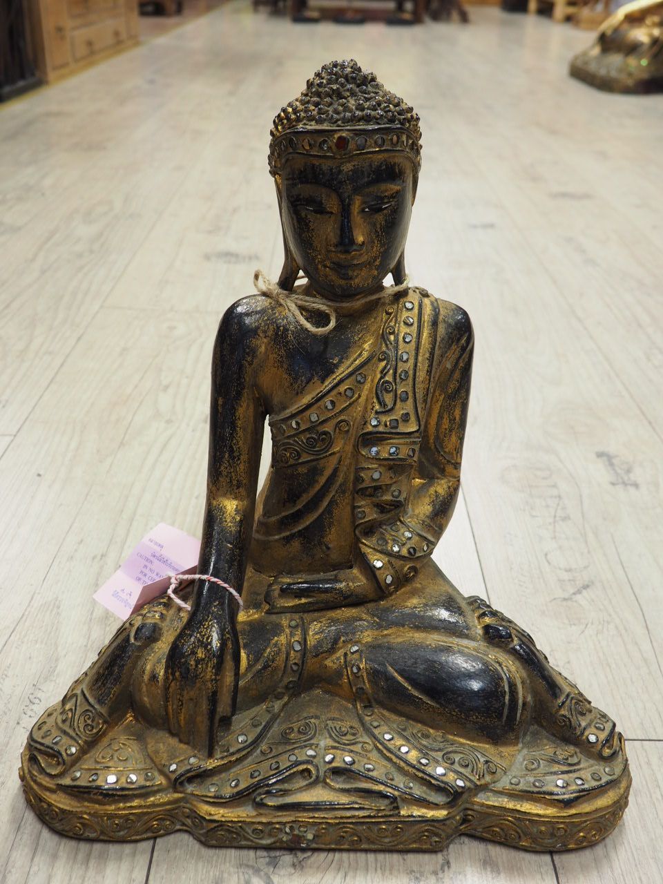 Sediaci budha čierno-zlatý