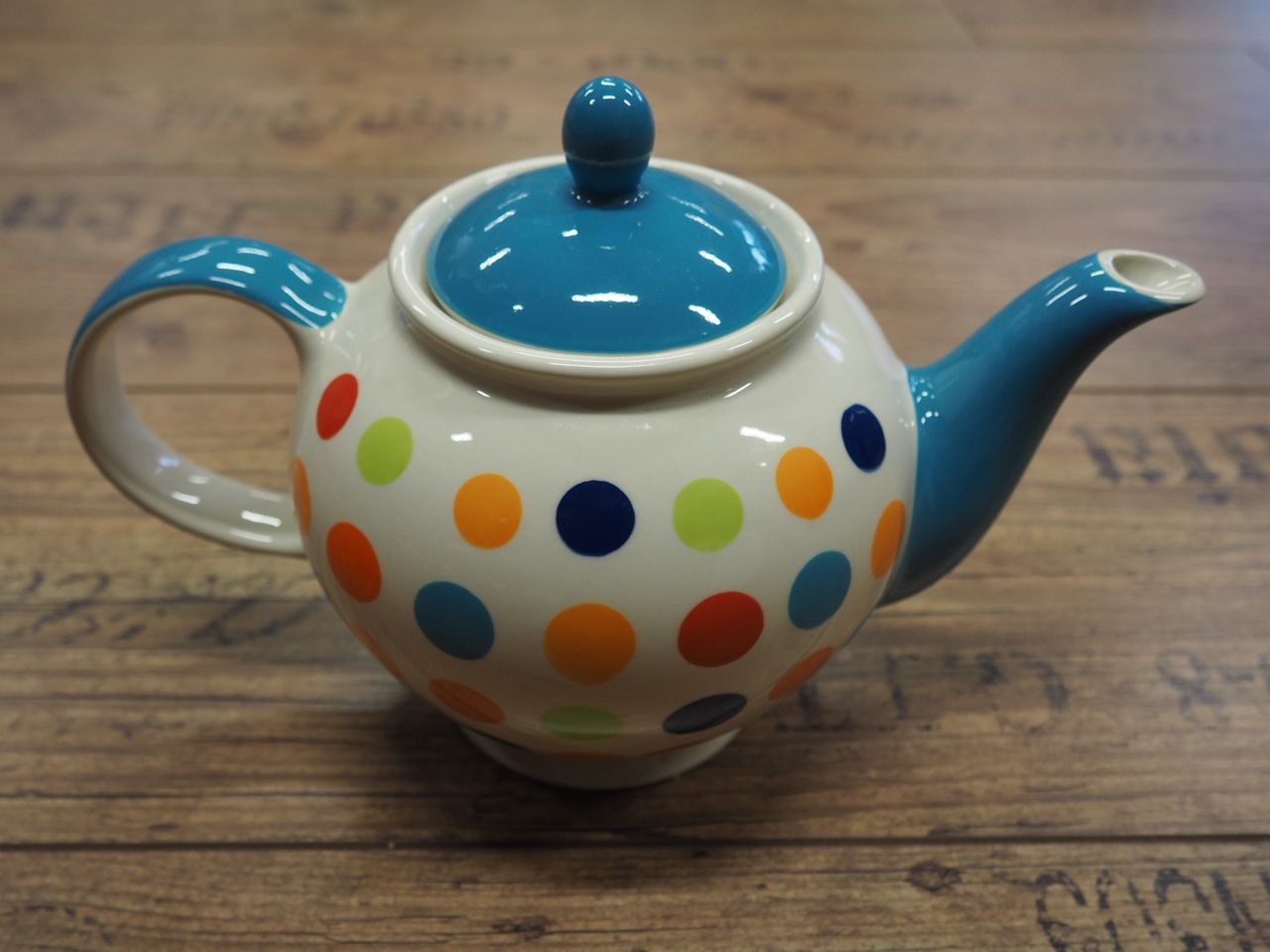 Čajník biely farebné bodky