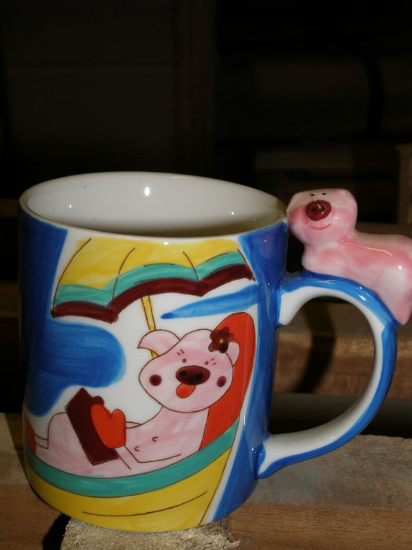 Keramika hrnček modry svinka pod daždnikom