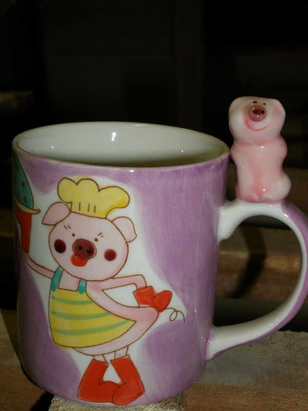 Keramika hrnček fialovy svinka kuchar