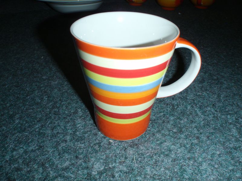 Keramika hrnček farebne pasiky oranžovy