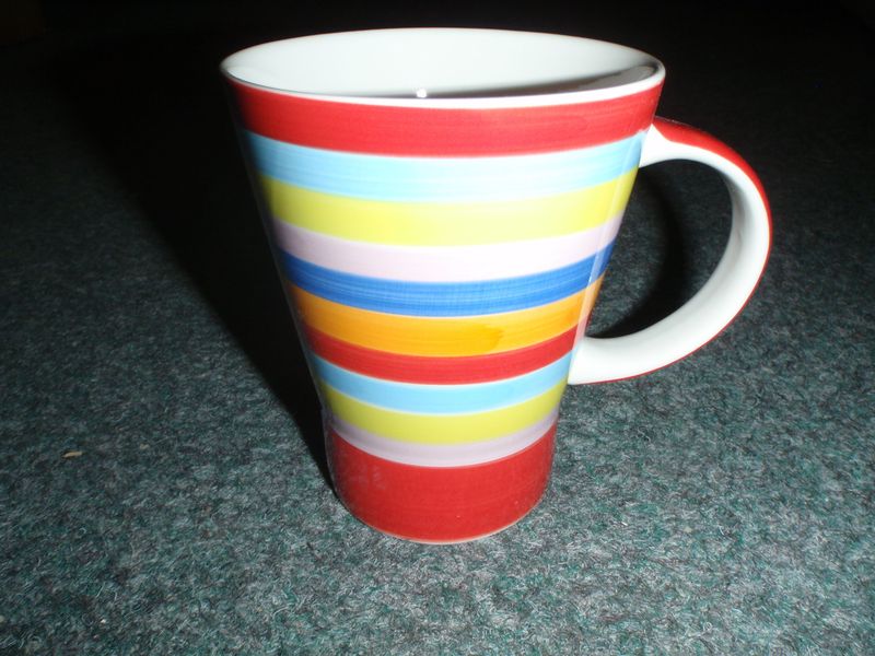 Keramika hrnček farebne pasiky červeny