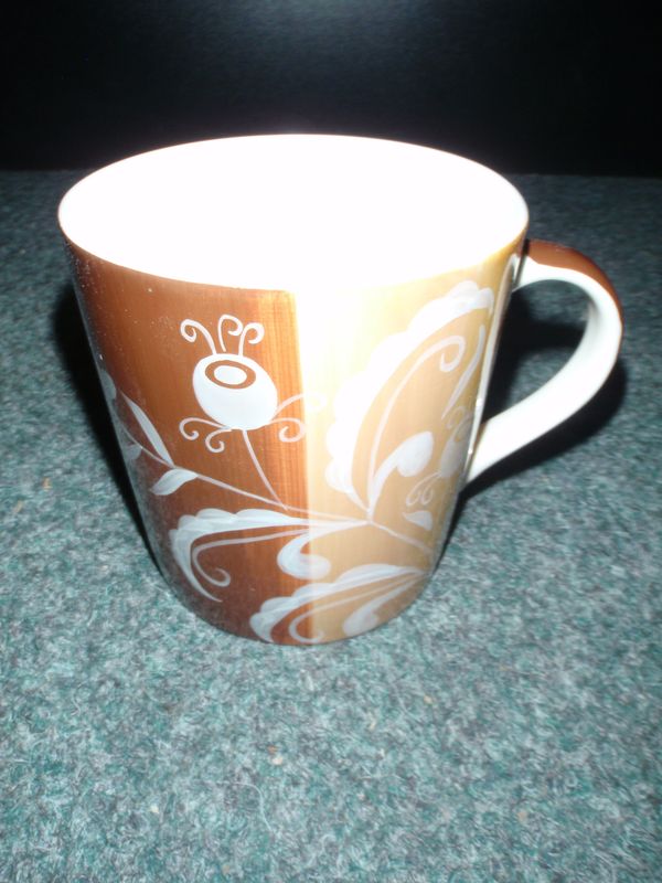 Keramika hrnček hnedy biely kvet