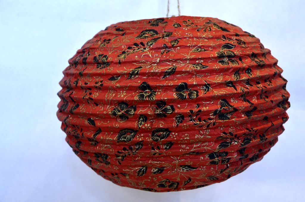 Lampion guľa S kvety červený