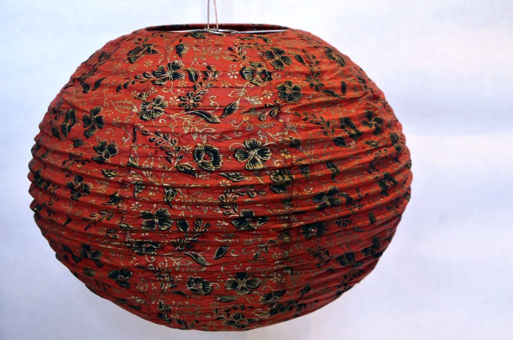 Lampion guľa M kvety červený