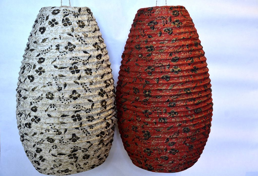 Lampion oval S kvety červený