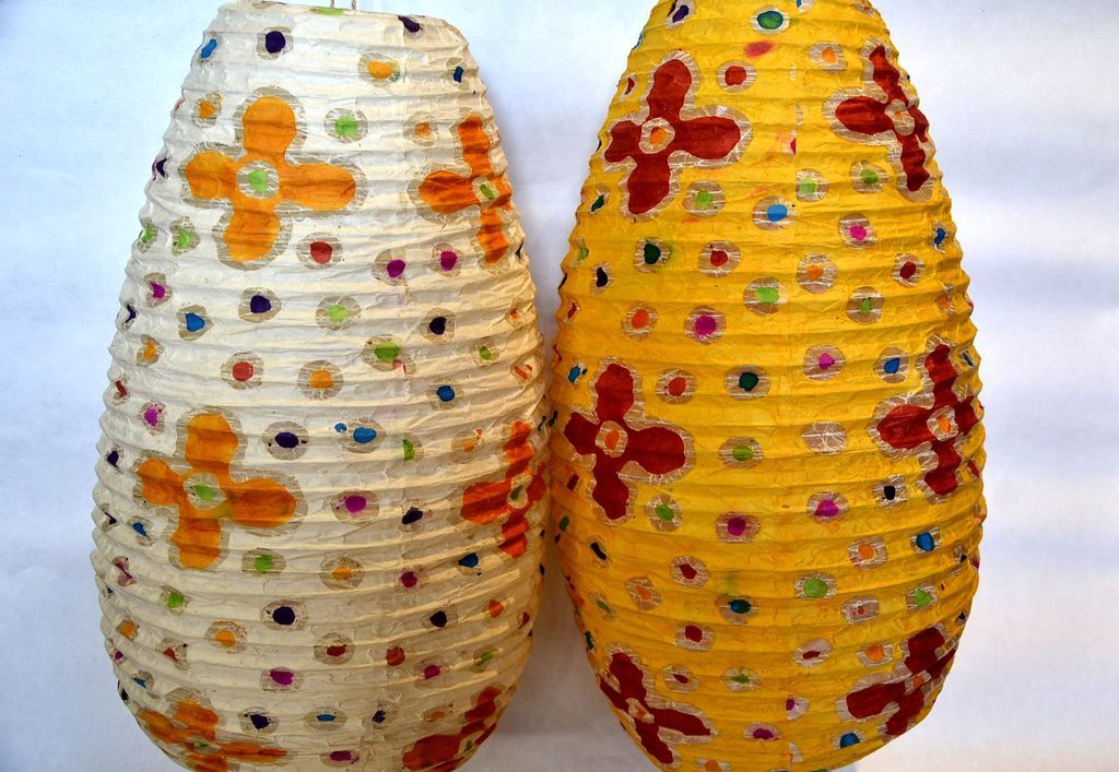 Lampion oval M kvety batik biely